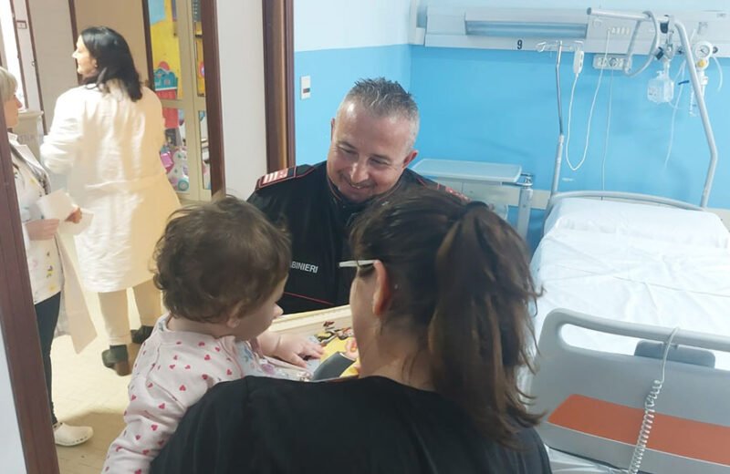 I carabinieri di Trapani visitano il reparto di pediatria del Sant’Antonio