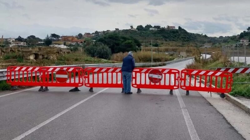 Chiuso il ponte sul fiume San Bartolomeo a Castellammare del Golfo