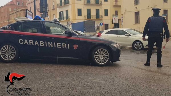 Rubano un’auto da un garage ma ha il GPS, arrestati dai carabinieri
