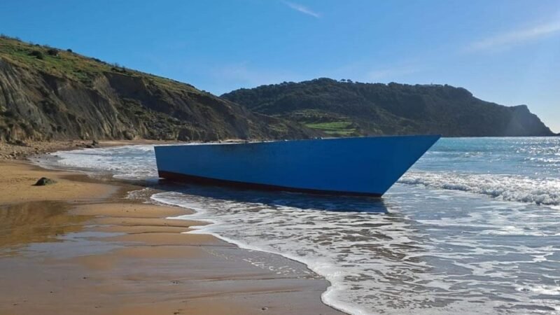 Sbarco fantasma sulla spiaggia a Realmonte