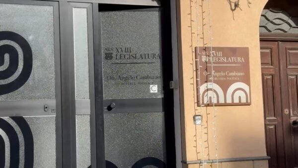 Colpi di pistola contro la segreteria del deputato Angelo Cambiano del M5S