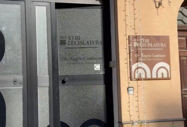Colpi di pistola contro la segreteria del deputato Angelo Cambiano del M5S