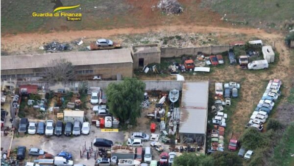 Sequestrata dalla Guardia di Finanza una discarica abusiva, oltre cento le auto dismesse
