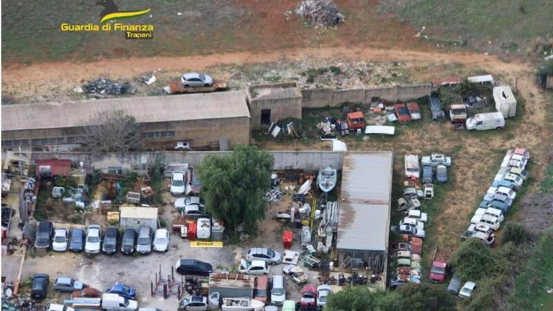 Sequestrata dalla Guardia di Finanza una discarica abusiva, oltre cento le auto dismesse