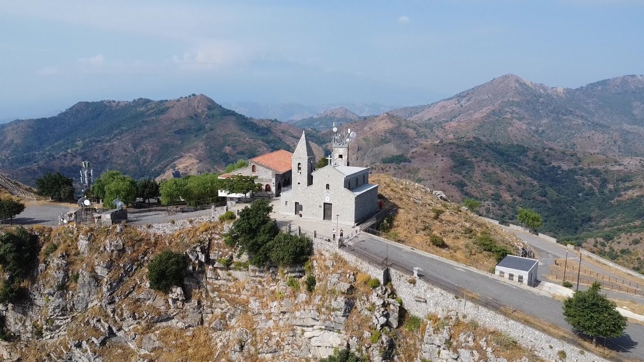 Borgo Siciliano che Sembra Essersi Fermato nel Tempo