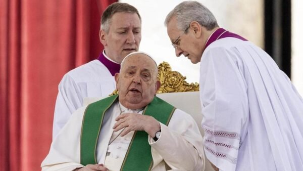 Papa Francesco e la sua battaglia contro la polmonite: come sta davvero?