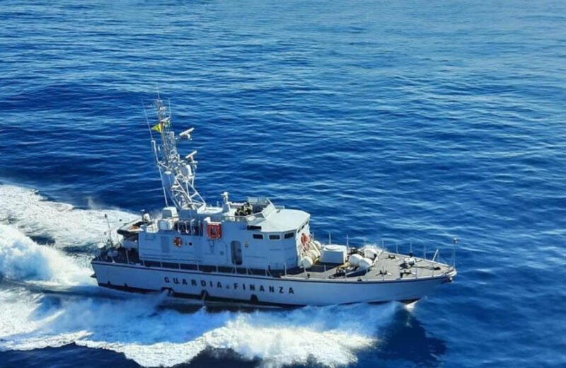 Yacht battente bandiera di Palau navigava con 35.000 € non dichiarato