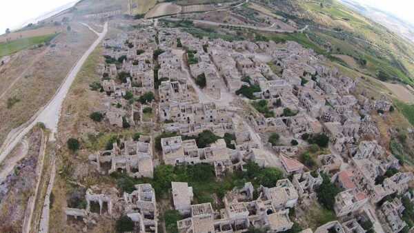 C’è un borgo fantasma in Sicilia da  brivido