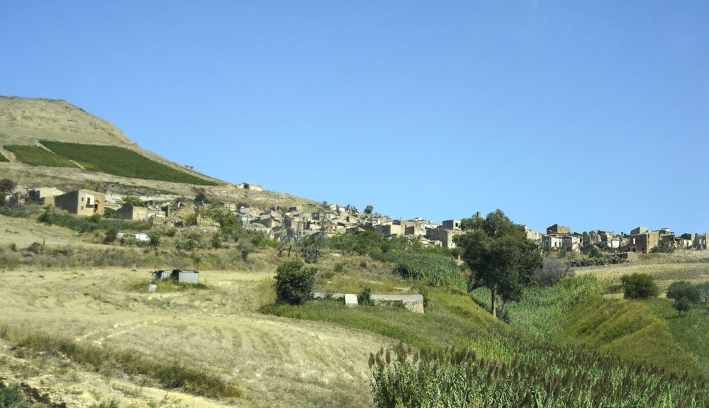 ruderi poggioreale visti da lontano