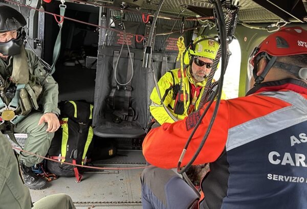 L’82° C.S.A.R. impegnato in addestramento recuperi in zone impervie con il Soccorso Alpino