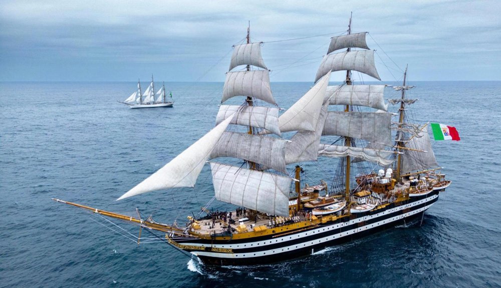 veliero amerigo vespucci in navigazione