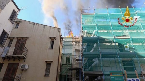 A fuoco il tetto di un edificio in fase di ristrutturazione