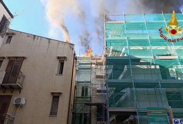 A fuoco il tetto di un edificio in fase di ristrutturazione
