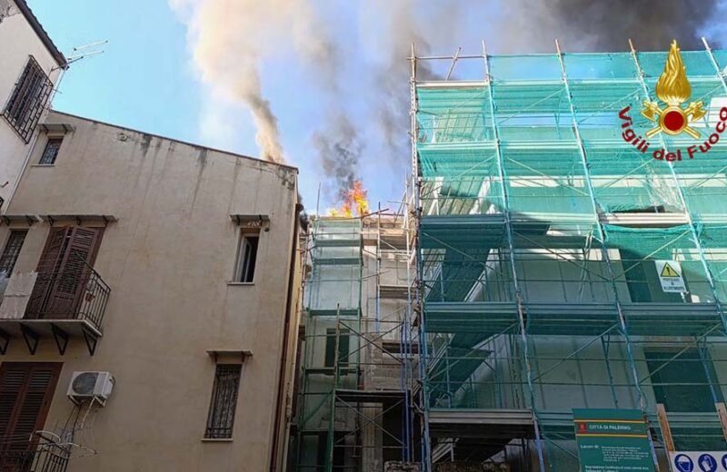 incendio tetto palazzo palermo