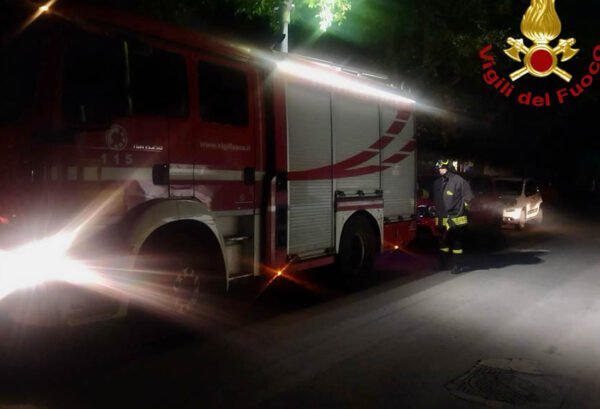 Fuga di gas in una strada di Palermo, da ieri sera a lavoro i vigili del fuoco