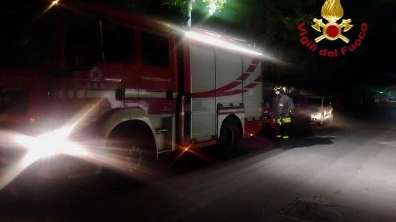 Fuga di gas in una strada di Palermo, da ieri sera a lavoro i vigili del fuoco