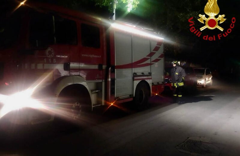 Fuga di gas in una strada di Palermo, da ieri sera a lavoro i vigili del fuoco