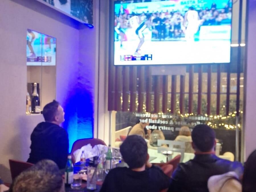 valerio antonini al T-club mentre assiste alla partita in TV