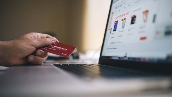 E-commerce, gaming, social: cosa fanno i siciliani online