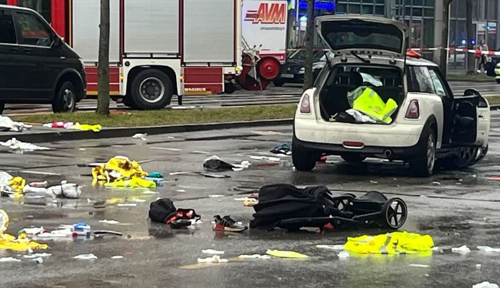 auto su folla a monaco di baviera - Foto AGI