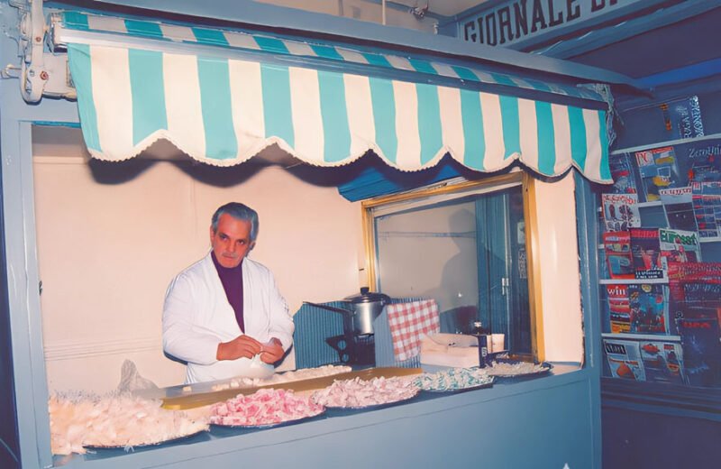 Francesco adamo nel suo antico chiosco di caramellaio a Traoani in piazzetta Notai.