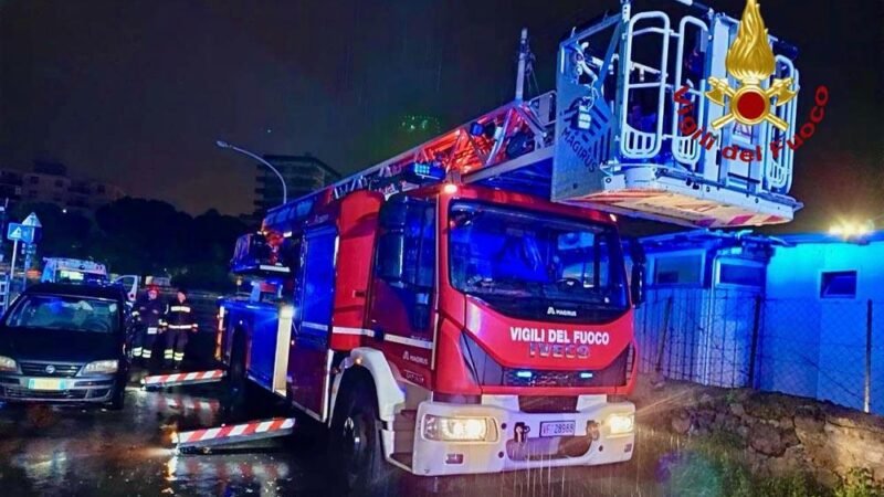 Tre auto a fuoco, 15 persone intossicate