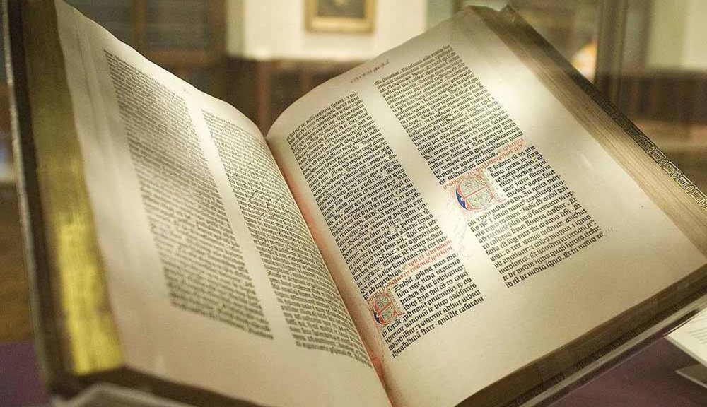 la Bibbia di Gutenberg nel 1455 ha rivoluzionato l'economia e la società