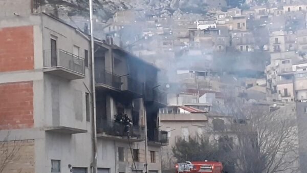 Incendio in una palazzina a Caltabellotta, muore 47enne