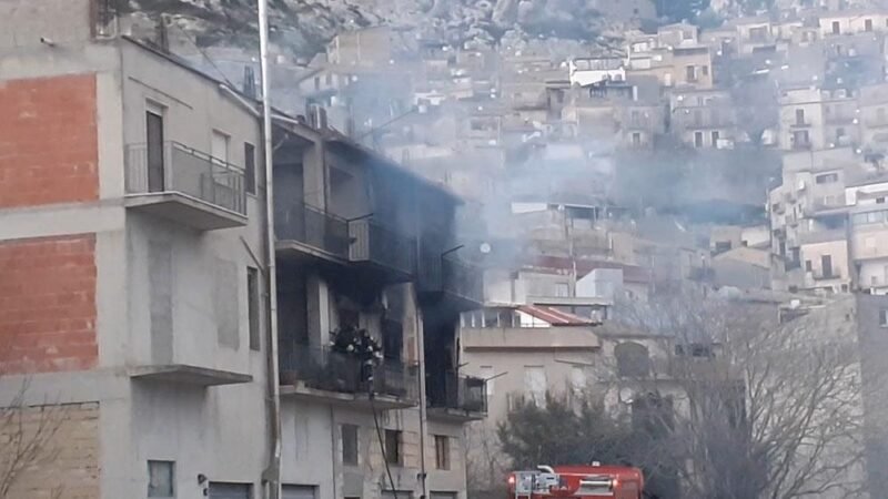 Incendio in una palazzina a Caltabellotta, muore 47enne