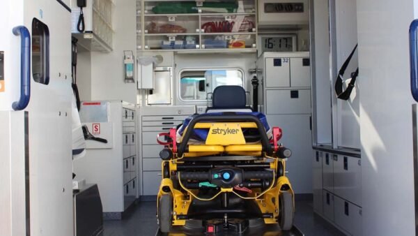 Un 82enne allettato costretto a recarsi in ambulanza all’ufficio postale per riscuotere il reddito d’inclusione