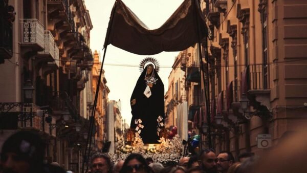 Trapani e la Fede: Il Cammino della Quaresima tra Tradizione e “Misteri”