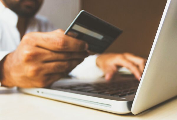 Amazon e le Spedizioni dei Resi: Perché i Consumatori Devono Anticipare i Costi?