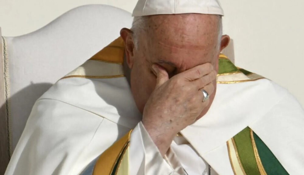 Papa francesco assorto in preghiera