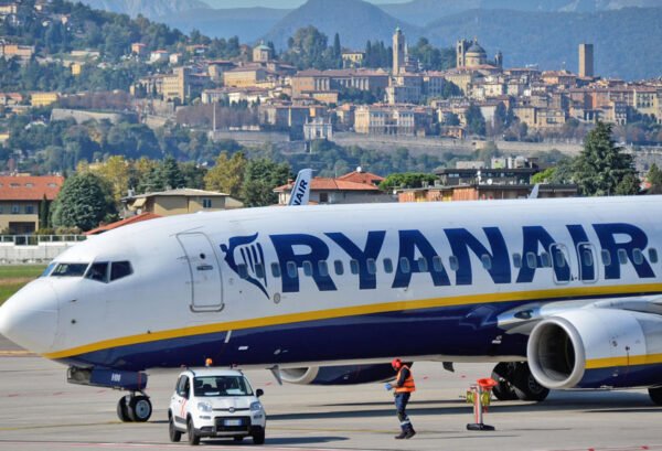 Ryanair rivoluziona il check-in e i bagagli dal 2025: cosa cambia per chi vola dagli aeroporti siciliani?