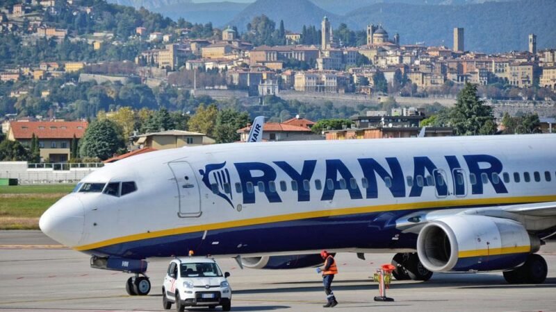 Ryanair rivoluziona il check-in e i bagagli dal 2025: cosa cambia per chi vola dagli aeroporti siciliani?