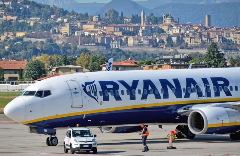 Ryanair rivoluziona il check-in e i bagagli dal 2025: cosa cambia per chi vola dagli aeroporti siciliani?