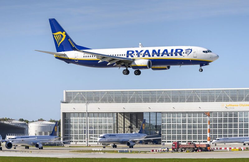 aereo ryanair in volo su aeroporto