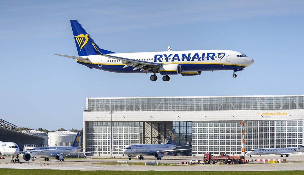 aereo ryanair in volo su aeroporto