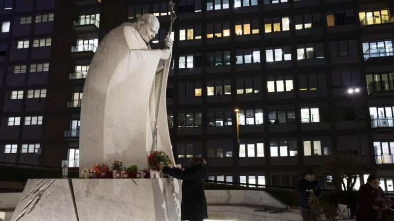 Papa Francesco, condizioni critiche ma senza crisi respiratorie