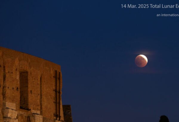 Eclissi totale di Luna: uno spettacolo tra rosso e azzurro [Video]