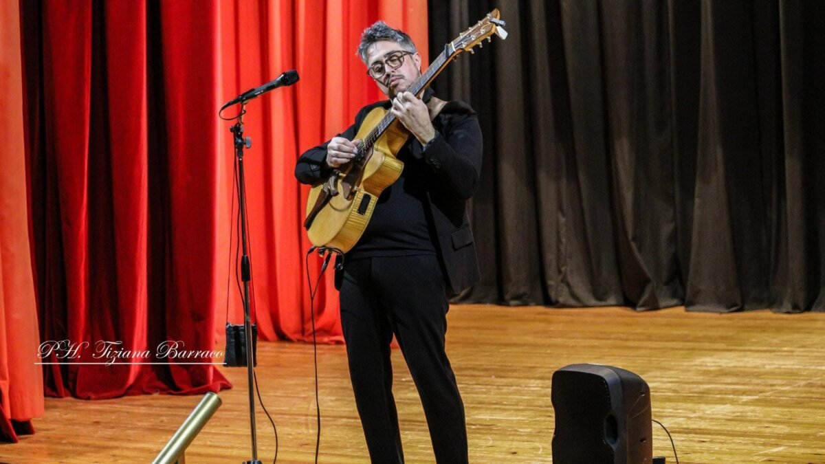 Tizianel con la sua chitarra ha impressionato il pubblico del Teatro Sollima 7