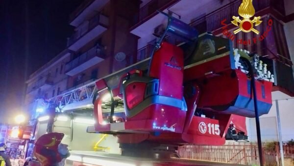 Incendio in un appartamento nella notte a Palermo, ustionata una persona