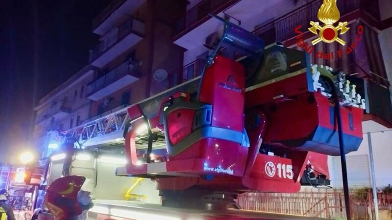 Incendio in un appartamento nella notte a Palermo, ustionata una persona