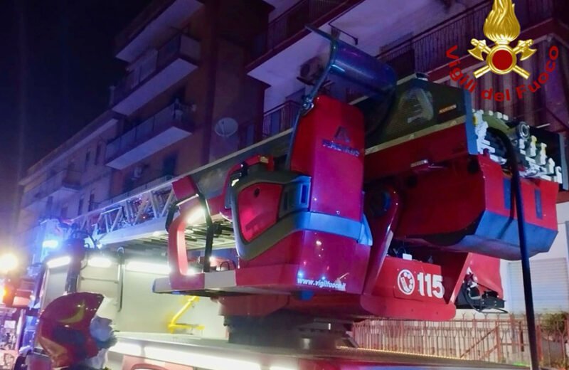 Incendio in un appartamento nella notte a Palermo, ustionata una persona