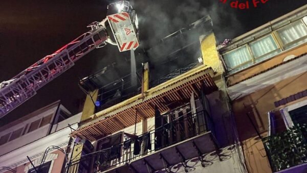 A fuoco un appartamento a Palermo, cinque persone in ospedale intossicate dal fumo