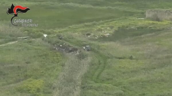 Sorpresi ad abbandonare rifiuti nella riserva, denunciati due pregiudicati [VIDEO]