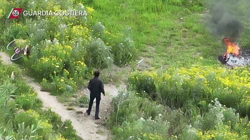 Sorpreso a bruciare rifiuti nella riserva, arrestato dalla capitaneria di porto [Video]