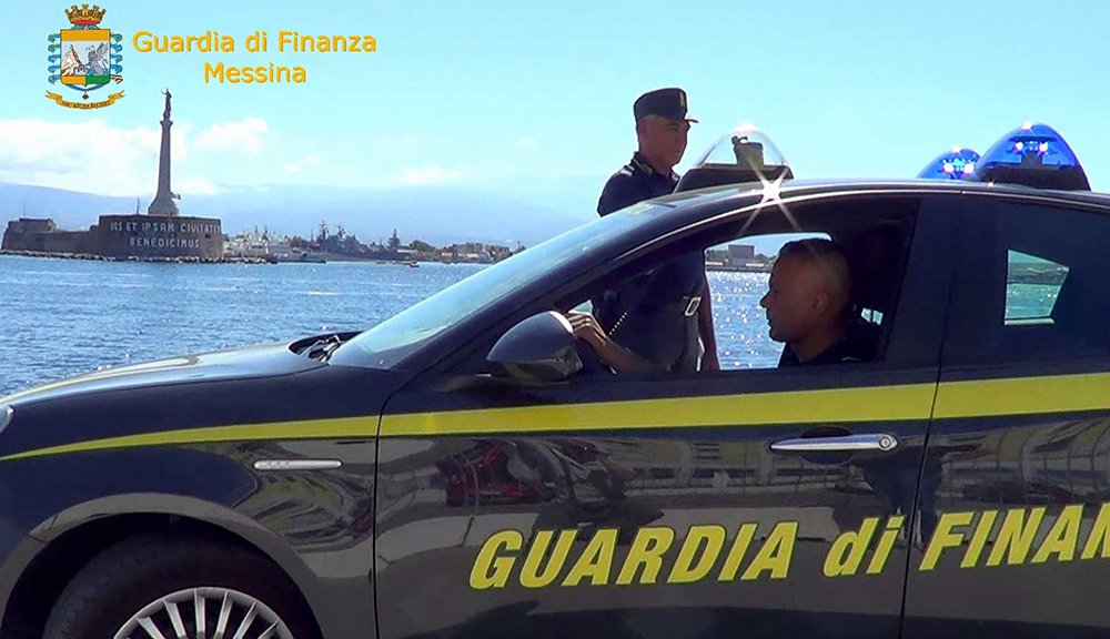 auto della guardia di finanza al porto di messina