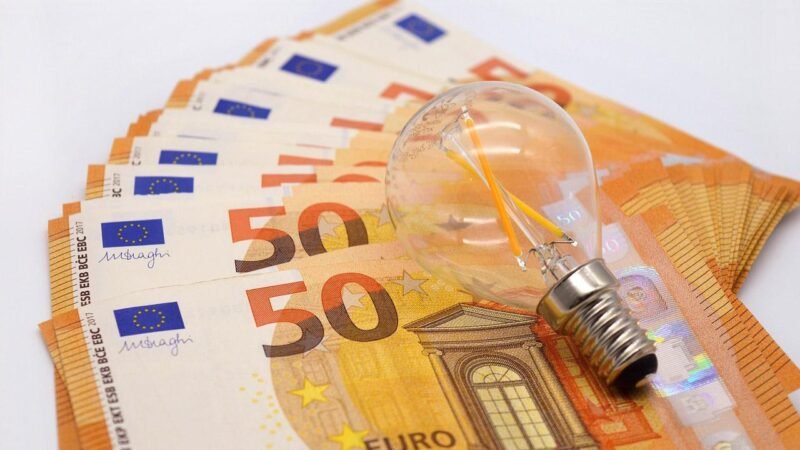 Approvato il Bonus Bollette da 200 euro per famiglie con Isee fino a 25 mila euro