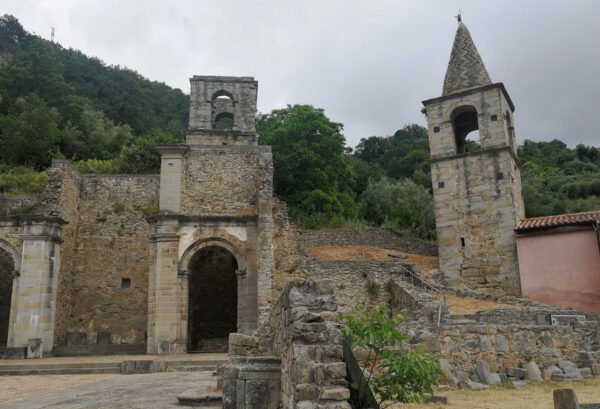 Quale borgo siciliano nasconde un tesoro botanico unico?